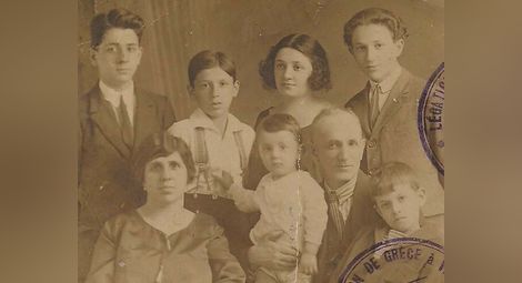 Бабата Ребека с нейния съпруг Якоб с техните деца, сред които и бащата на Грациела - Алберто