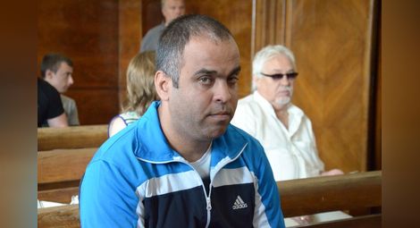 Подсъдимият за убийството Валентин Иванов бе докаран в съдебна зала с белезници на ръцете и краката от затвора в Белене.  Снимка: Красимир СТОЯНОВ
