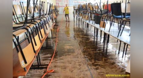 През 2013 година подземният етаж на училището потъна под 40 см вода и кал, наводнени бяха класни стаи. Снимка: Архив „Утро“