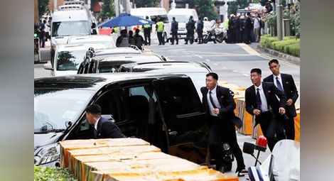 Ким Чен Ун се движи в Сингапур с бронирания си мерцедес 