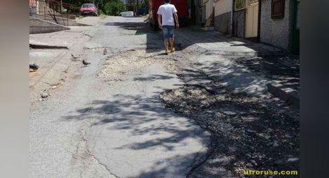 Жители на ул. „Вихрен“ събират подписи срещу дупките по асфалта