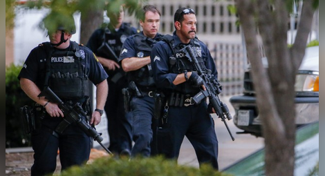 Въоръжен рани полицай и взе деца за заложници в Орландо