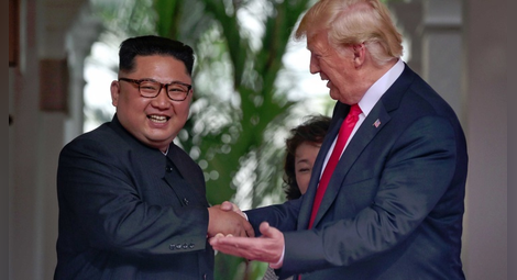 Историческо ръкостискане между Тръмп и Ким Чен Ун