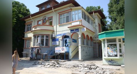 Разкопаният тротоар затруднява пациентите на Медицински център 1 на „Борисова“