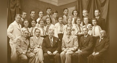 Д-р Карл Виргенц (седнал, трети отляво надясно) заедно с абитуриенти и колеги учители 1938 г.