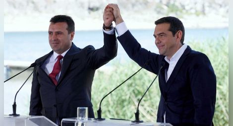 Македония и Гърция подписаха договора за името, Заев даде на Ципрас червената си вратовръзка