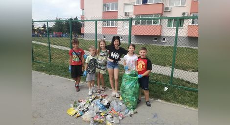 Деца събраха 10 чувала с боклук от площадка и спортно игрище