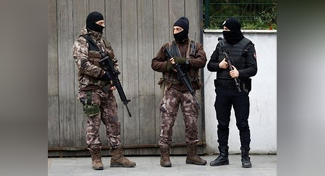 Откриха четири чувала с подпечатани бюлетини в кола в Турция, има задържани