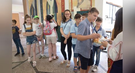 С хляб и сол посрещнаха гости  от Питер в Европейското училище