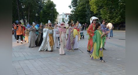 Миньони, спайдърмени и принцеси изпъстриха площада в летния карнавал