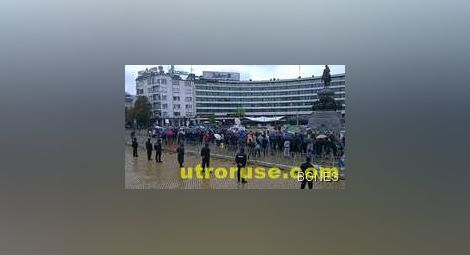 Сидеров и привърженици на "Атака" шестват из софийските улици