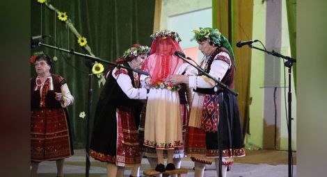 Освен с песни и танци, самодейци се представиха и със стари народни ритуали. 			Снимка: Община Русе