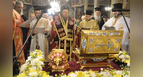 Десетки посрещнаха мощите на руски светци пред храма „Света Троица“