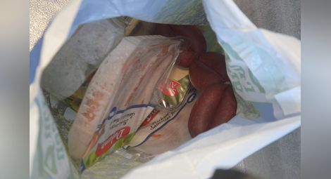 Фризер за конфискувано месо и табели за забранен внос има на Дунав мост