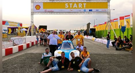 Водородният автомобил HYDRU3 бе избран за „семейната снимка“ на „Шел“ за състезанието в Европа.                 Снимки: РУ