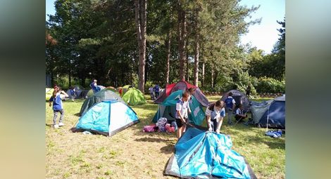 Скаути-вълчета живяха седмица на палатки без телефони и таблети