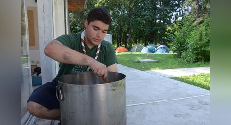 Асен Божанов беше мастър шефът на лагера и нахрани децата с различни вкуснотии.