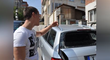 Мъж потроши с камъни 20 скъпи коли в Хасково