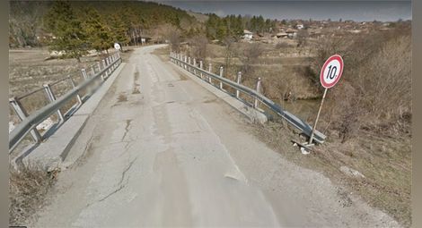 Пропадащият мост до Кацелово с ограничение за камиони над 10 тона
