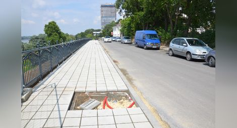 По новите тротоари на булевард „Придунавски“ са оставени места само за стълбовете за осветление. 							Снимка: Красимир СТОЯНОВ