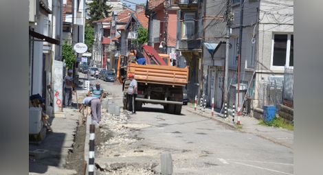 Високо напрежение около ремонтите ВМРО: Хаос и мръсотия Стоилов: След 2 години градът ще е уникален