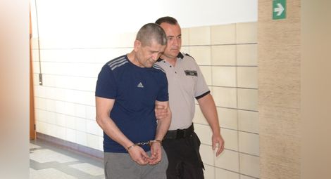 Албанецът Есат Сула отива към съдебна зала да чуе присъдата си за трафик на 33 килограма хероин.  Снимка: Красимир СТОЯНОВ
