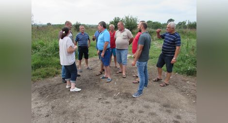 Земеделци от Щръклево настояват за спешни мерки от Дивечовъдното ловно стопанство „Дунав“.          Снимка: Русе Медиа“