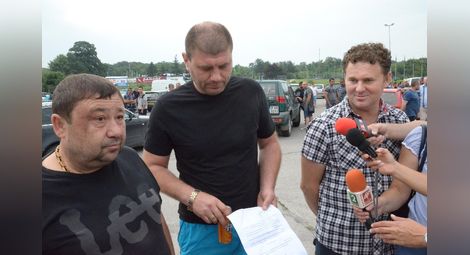 Живко Жеков, Росен Иванов и Димитър Спасов /от ляво надясно/ бяха основните организатори на протеста. Снимка: Красимир СТОЯНОВ