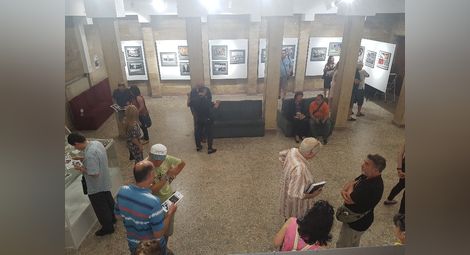 Първа изложба в библиотека показва Международният фотографски салон