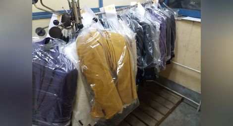 Румънски търговец на дрехи изгърмя с турски фалшификати на Дунав мост