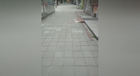 Новите плочки по тротоара на „Борисова“ започват да пропадат