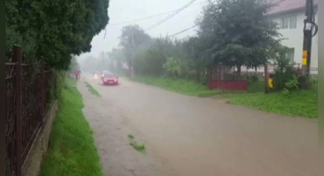 Проливни валежи предизвикаха наводнения и взеха жертва в Румъния