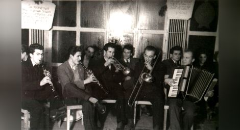 Студентски джазоркестър. Петьо Парчето е вторият от ляво, Емил Владков е с акордеона. Лятната къпалня в София, 1951 г.