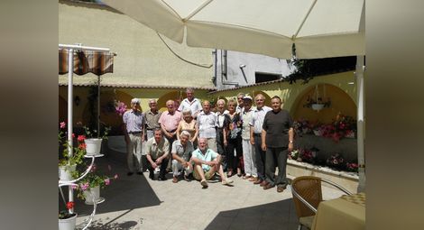 Със свои ученици (1956-58 г.) от Техникума в Лятната градина на „Бистра и Галина“ на 13 юни 2012 г.