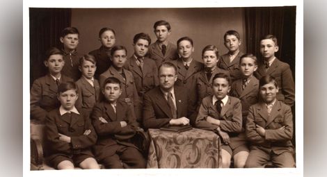 Ученици в трети прогимназиален клас на Deutsche Schule Русе заедно с класния си наставник Rolf Kellenter, 1943 г. 
