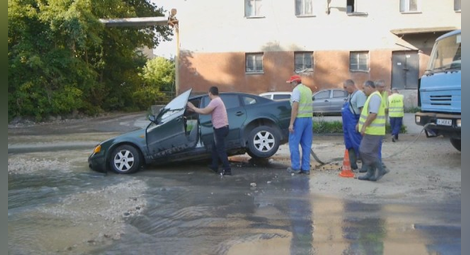 Кола пропадна в дупка на булевард в Шумен