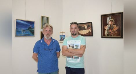 Цветан Симеонов и Ангел Иванов са част от художествения квартет в малката изложбена зала.   Снимка: Красимир СТОЯНОВ