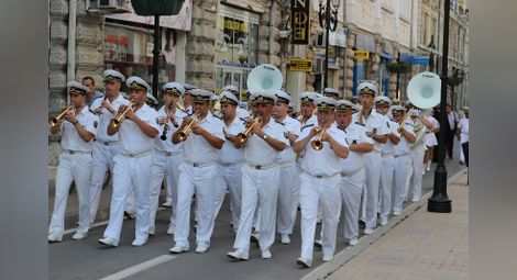 Оркестърът на Военноморските сили ще предвожда шествието до Паметника на моряка, а вечерта ще представи спектакъла „Вълни“. 				     Снимка: Архив