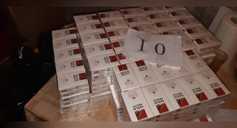 Над 10 мастърбокса нелегални цигари намерени в апартамент в центъра