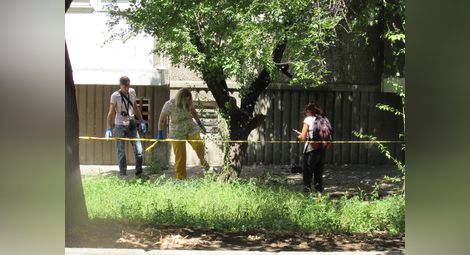 Криминалисти оглеждаха мястото, където е паднала жената.                   Снимка: RuseMedia.com