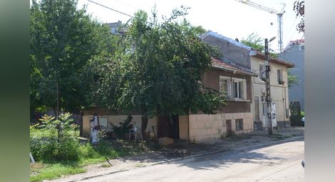 Живeeщи в къщата на ул.“Стоян Заимов“: Кой преброи, че има 22-ма души, при положение че живеят петима