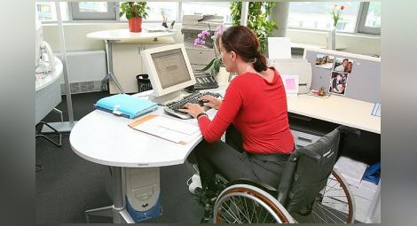 Стимулират фирми да назначават  младежи и възрастни с увреждания