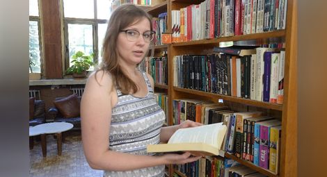 Хана от Люблин подрежда книгите в библиотека „Любен Каравелов“