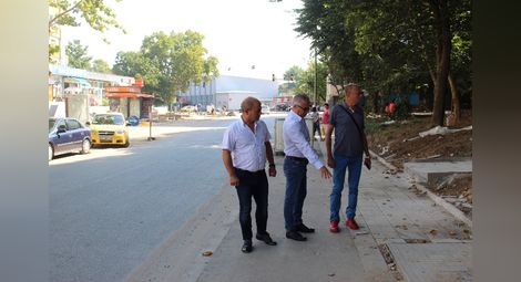 Депутатът Нунев, кметът Стоилов и заместникът му Наков огледаха как върви ремонтът в „Родина“.    Снимка: Община Русе