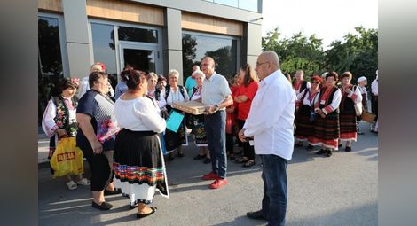 Депутатът Пламен Нунев връчва лаптопа на представители на читалището в Малко Враново.                                      Снимка: ГЕРБ