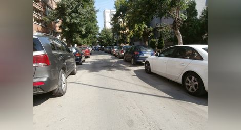 По цялата „Муткурова“ колите спират от двете страни и остава една  тясна лента за преминаване на автомобили.