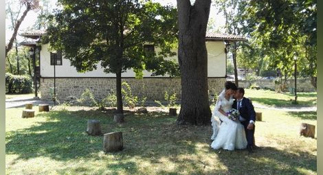 Две младоженски двойки вдигнаха сватби в двора на музея в Бяла