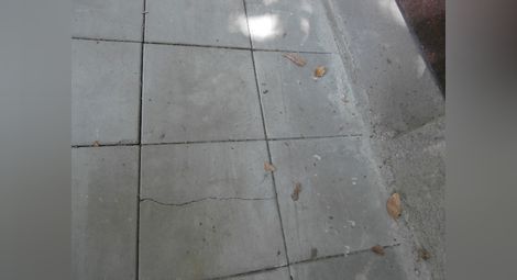 Чисто нови тротоарни плочки вече са спукани и натрошени