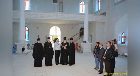 Патриархът отслужи молебен в недовършения храм „Всех Святих“