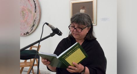 Поетесата Нели Пигулева е един от авторите в сборника „Разкази, вдъхновени от картини“. 		 Снимка: Архив „Утро“